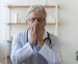 Il contagio sociale trans non riguarda solo i pazienti adolescenti ma anche la professione medica