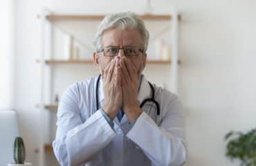 Il contagio sociale trans non riguarda solo i pazienti adolescenti ma anche la professione medica