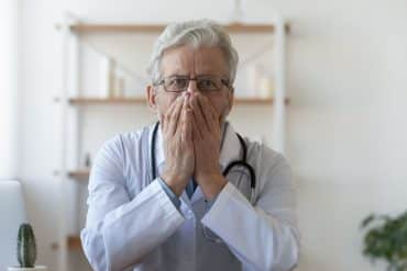 Il contagio sociale trans non riguarda solo i pazienti adolescenti ma anche la professione medica