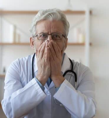 Il contagio sociale trans non riguarda solo i pazienti adolescenti ma anche la professione medica