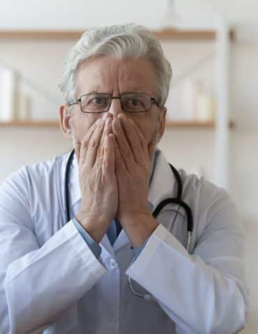 Il contagio sociale trans non riguarda solo i pazienti adolescenti ma anche la professione medica