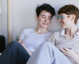 Smettete di trasformare i ragazzi gay in trans!