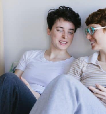 Smettete di trasformare i ragazzi gay in trans!
