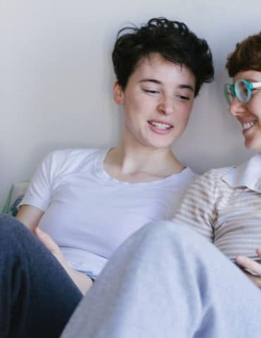 Smettete di trasformare i ragazzi gay in trans!