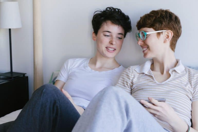 Smettete di trasformare i ragazzi gay in trans!