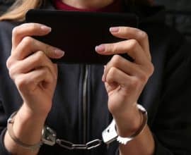 Social Media o Disagio Sociale? I “virus mentali” che rimodellano la mente degli adolescenti e alimentano la disforia di genere