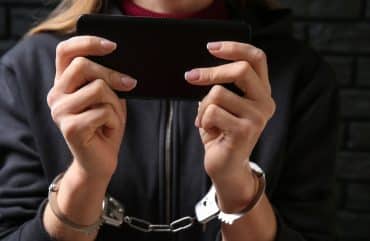 Social Media o Disagio Sociale? I “virus mentali” che rimodellano la mente degli adolescenti e alimentano la disforia di genere