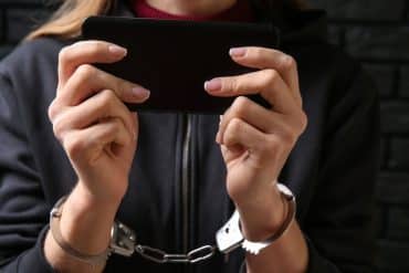 Social Media o Disagio Sociale? I “virus mentali” che rimodellano la mente degli adolescenti e alimentano la disforia di genere