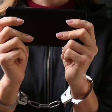 Social Media o Disagio Sociale? I “virus mentali” che rimodellano la mente degli adolescenti e alimentano la disforia di genere