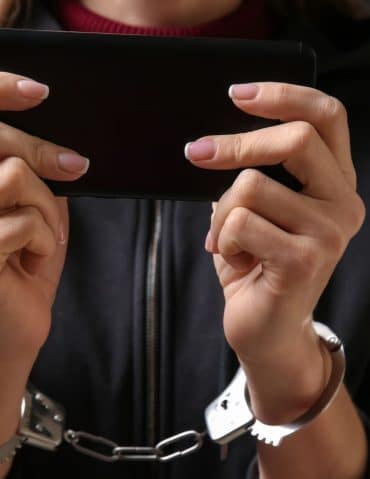 Social Media o Disagio Sociale? I “virus mentali” che rimodellano la mente degli adolescenti e alimentano la disforia di genere