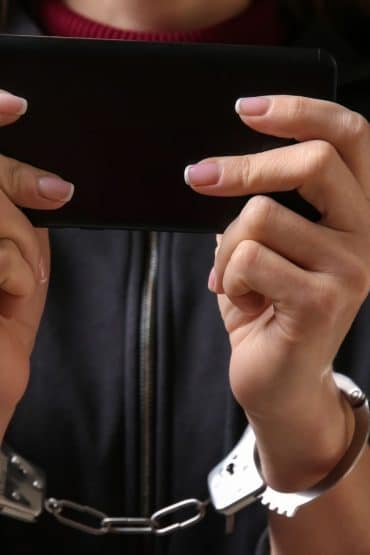 Social Media o Disagio Sociale? I “virus mentali” che rimodellano la mente degli adolescenti e alimentano la disforia di genere