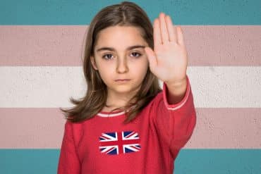 sullo sfondo bandiera trans, bambina inglese dice stop