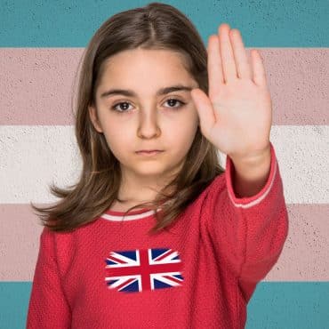 sullo sfondo bandiera trans, bambina inglese dice stop