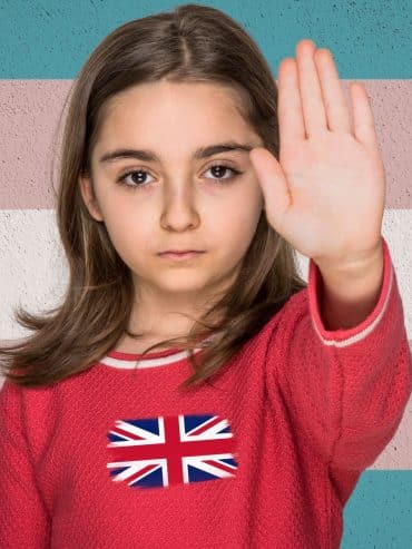 sullo sfondo bandiera trans, bambina inglese dice stop