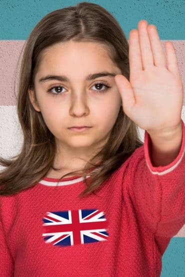sullo sfondo bandiera trans, bambina inglese dice stop