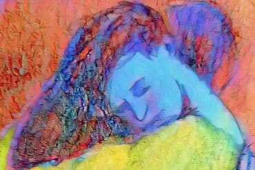 madre consola il figlio abbracciandolo