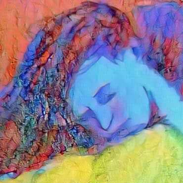 madre consola il figlio abbracciandolo