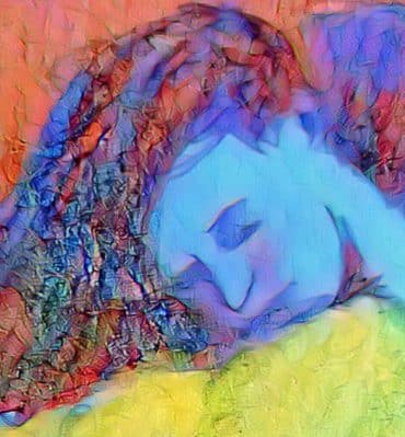 madre consola il figlio abbracciandolo