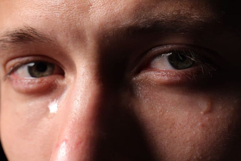 giovane ragazzo pentito che piange