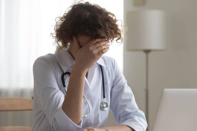 medico preoccupato